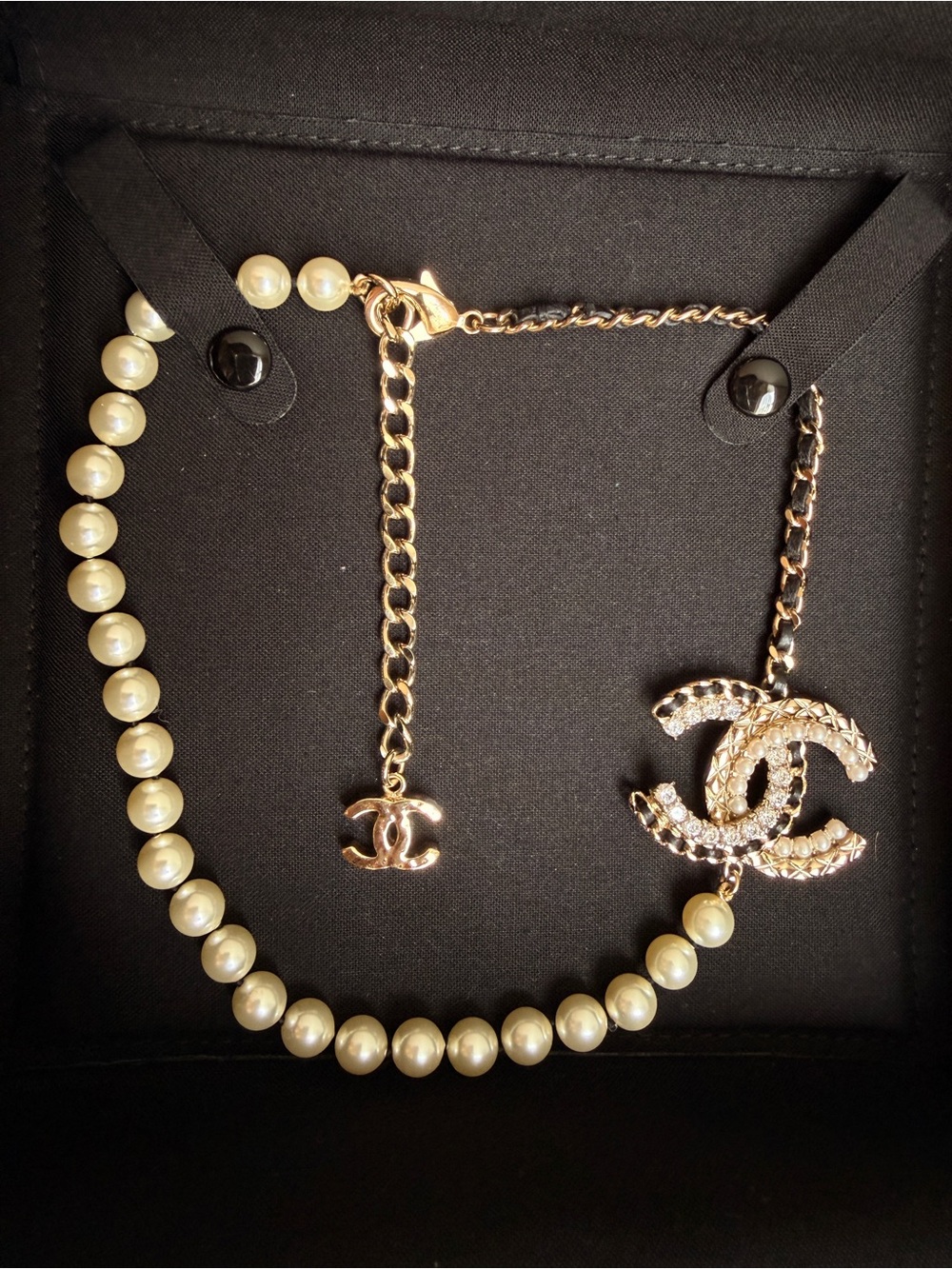 CHANEL Necklace with Pearls and Lambskin Leather Gold CC Chain Necklace Like New